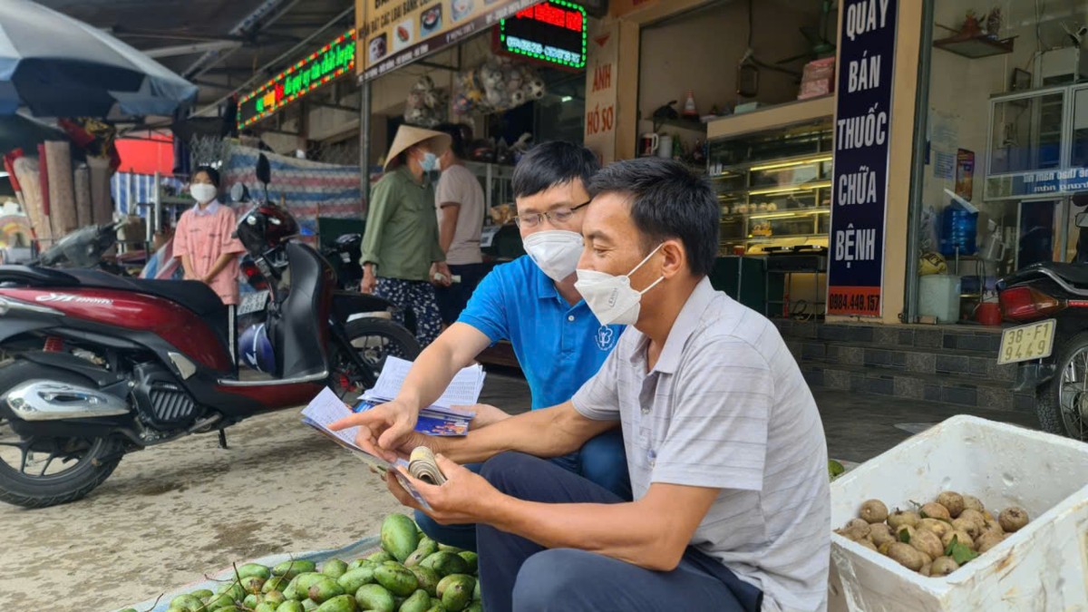Thông tin chính sách bảo hiểm xã hội đến người tham gia. Ảnh: N.Dương.