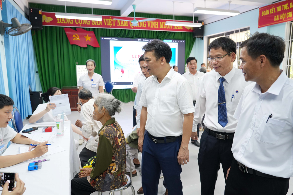 Phó Chủ tịch UBND thành phố Huế Trần Hữu Thùy Giang thăm hỏi, động viên đội ngũ y, bác sĩ và người dân. Ảnh: UBND TP Huế