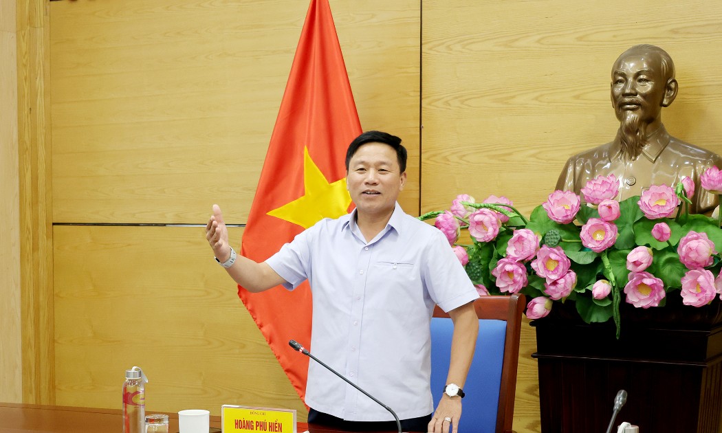 Phó Chủ tịch UBND tỉnh Nghệ An Hoàng Phú Hiền chủ trì cuộc họp rà soát phương án triển khai công tác tái định cư Dự án đường sắt tốc độ cao Bắc - Nam. Ảnh: Phan Quỳnh