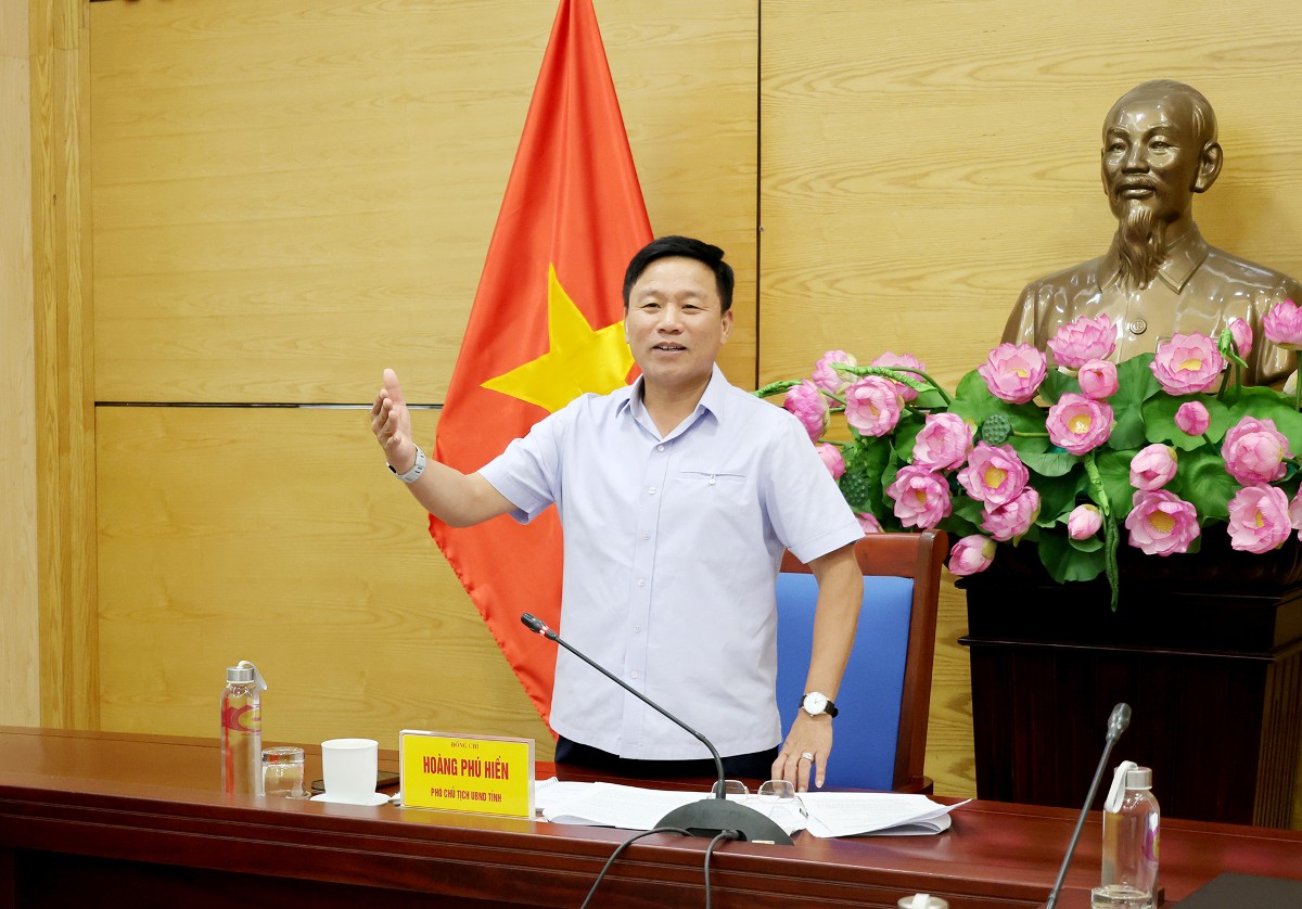 Phó Chủ tịch UBND tỉnh Nghệ An Hoàng Phú Hiền chủ trì cuộc họp rà soát phương án triển khai công tác tái định cư Dự án đường sắt tốc độ cao Bắc - Nam. Ảnh: Phan Quỳnh
