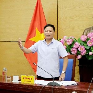 Phó Chủ tịch UBND tỉnh Nghệ An Hoàng Phú Hiền chủ trì cuộc họp rà soát phương án triển khai công tác tái định cư Dự án đường sắt tốc độ cao Bắc - Nam. Ảnh: Phan Quỳnh
