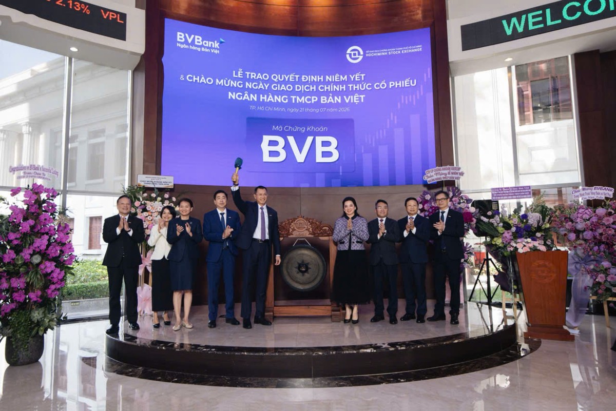 Ban lãnh đạo NHNN Khu vực 2, Ban lãnh đạo HoSE, Công ty chứng khoán Vietcap cùng chứng kiến nghi thức đánh cồng của BVBank - Ảnh: BVBank