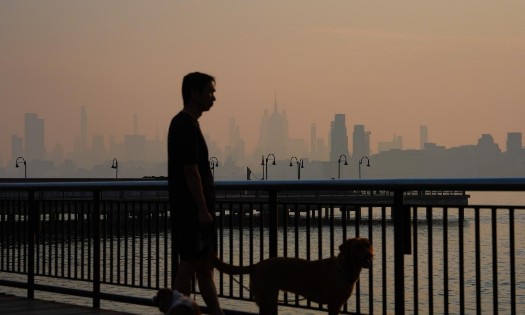 Đường chân trời của thành phố New York mờ ảo phía sau lớp khói dày từ các vụ cháy rừng, nhìn từ thành phố Jersey City, bang New Jersey (Mỹ). Ảnh: AP/Ryan Murphy