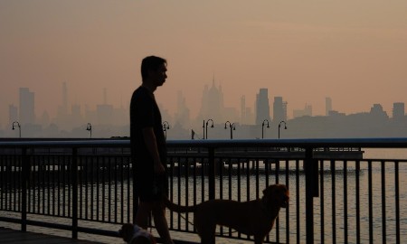 Đường chân trời của thành phố New York mờ ảo phía sau lớp khói dày từ các vụ cháy rừng, nhìn từ thành phố Jersey City, bang New Jersey (Mỹ). Ảnh: AP/Ryan Murphy
