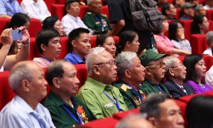 Chăm lo cho các đối tượng chính sách là người có công, đảm bảo an sinh xã hội. Ảnh: Mạnh Dũng.