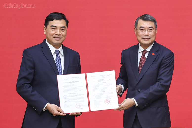 Thủ tướng Lê Minh Hưng trao Quyết định bổ nhiệm Thứ trưởng Thường trực Bộ Dân tộc và Tôn giáo với đồng chí Nguyễn Hoài Anh. Ảnh: VGP/Nhật Bắc