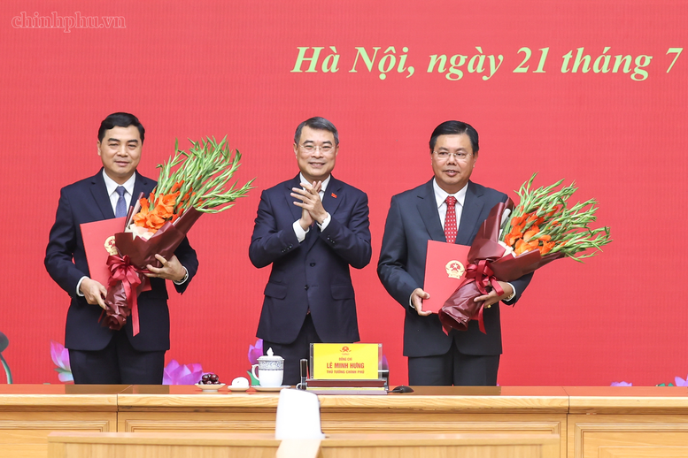 Thủ tướng Lê Minh Hưng tặng hoa chúc mừng Quyền Bộ trưởng Bộ Nội vụ Nguyễn Tiến Hải và Thứ trưởng Thường trực Bộ Dân tộc và Tôn giáo Nguyễn Hoài Anh. Ảnh: VGP/Nhật Bắc.