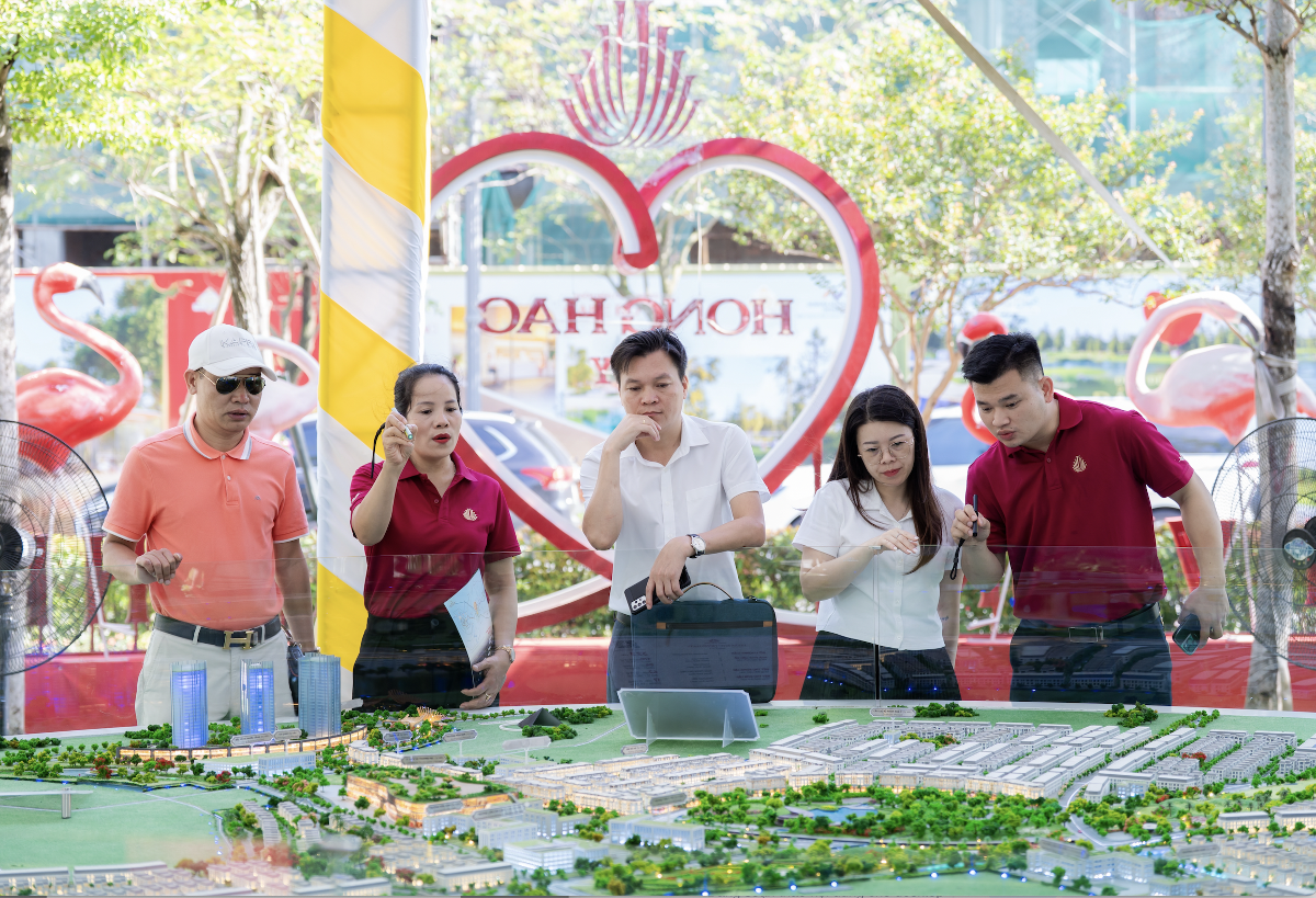Khách hàng tham quan dự án khu đô thị Hồng Hạc City tại Bắc Ninh