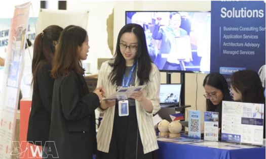 Technologies for developing digital government infrastructure and cashless payment solutions are showcased at an exhibition. (Photo: VNA)