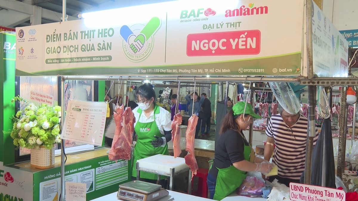 Mô hình “Tick xanh trách nhiệm” đang được nhiều địa phương triển khai tại các chợ truyền thống. Ảnh: HTV
