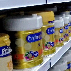 Sản phẩm thực phẩm được bày bán tại siêu thị. Ảnh: Thu Hằng.