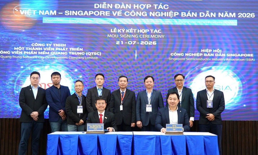 Đại diện Công viên Phần mềm Quang Trung (QTSC) và Hiệp hội Công nghiệp Bán dẫn Singapore (SSIA) ký kết hợp tác, sáng 21/7 - Ảnh: H.Vinh.