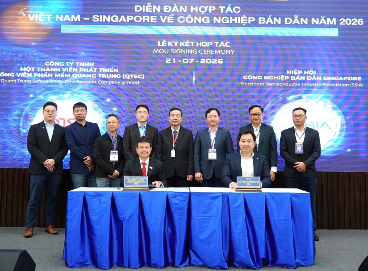 Đại diện Công viên Phần mềm Quang Trung (QTSC) và Hiệp hội Công nghiệp Bán dẫn Singapore (SSIA) ký kết hợp tác, sáng 21/7 - Ảnh: H.Vinh.