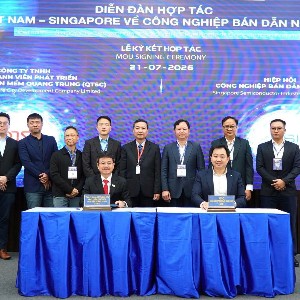 Đại diện Công viên Phần mềm Quang Trung (QTSC) và Hiệp hội Công nghiệp Bán dẫn Singapore (SSIA) ký kết hợp tác, sáng 21/7 - Ảnh: H.Vinh.