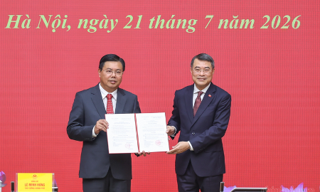 Thủ tướng Chính phủ trao quyết định giao Quyền Bộ trưởng Bộ Nội vụ
