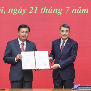 Thủ tướng Lê Minh Hưng trao Quyết định giao Quyền Bộ trưởng Bộ Nội vụ với đồng chí Nguyễn Tiến Hải. Ảnh: VGP/Nhật Bắc.