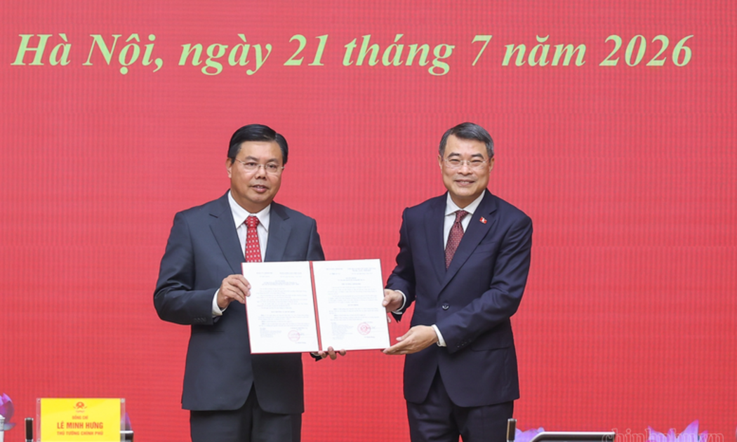 Thủ tướng Lê Minh Hưng trao Quyết định giao Quyền Bộ trưởng Bộ Nội vụ với đồng chí Nguyễn Tiến Hải. Ảnh: VGP/Nhật Bắc.