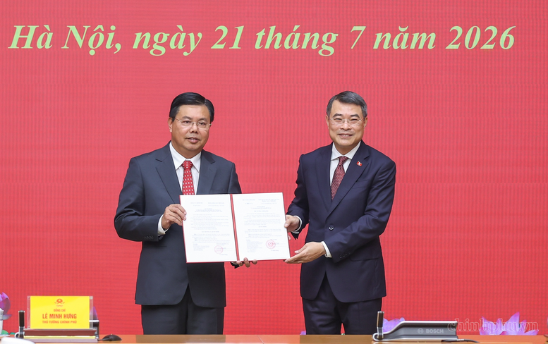 Thủ tướng Lê Minh Hưng trao Quyết định giao Quyền Bộ trưởng Bộ Nội vụ với đồng chí Nguyễn Tiến Hải. Ảnh: VGP/Nhật Bắc.