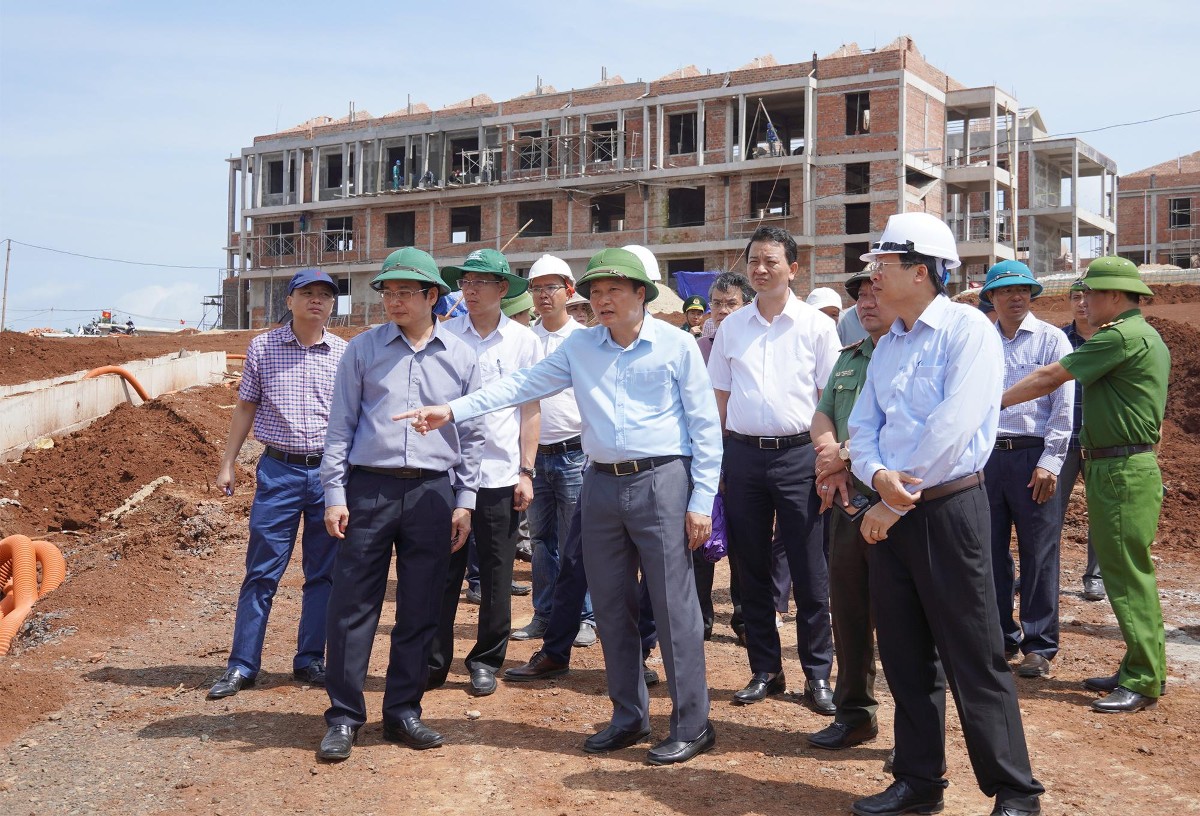 Chủ tịch UBND tỉnh Quảng Trị Lê Hồng Vinh trực tiếp kiểm tra tiến độ Dự án Trường Nội trú Tiểu học và Trung học cơ sở Hướng Phùng. Ảnh: Mai Anh
