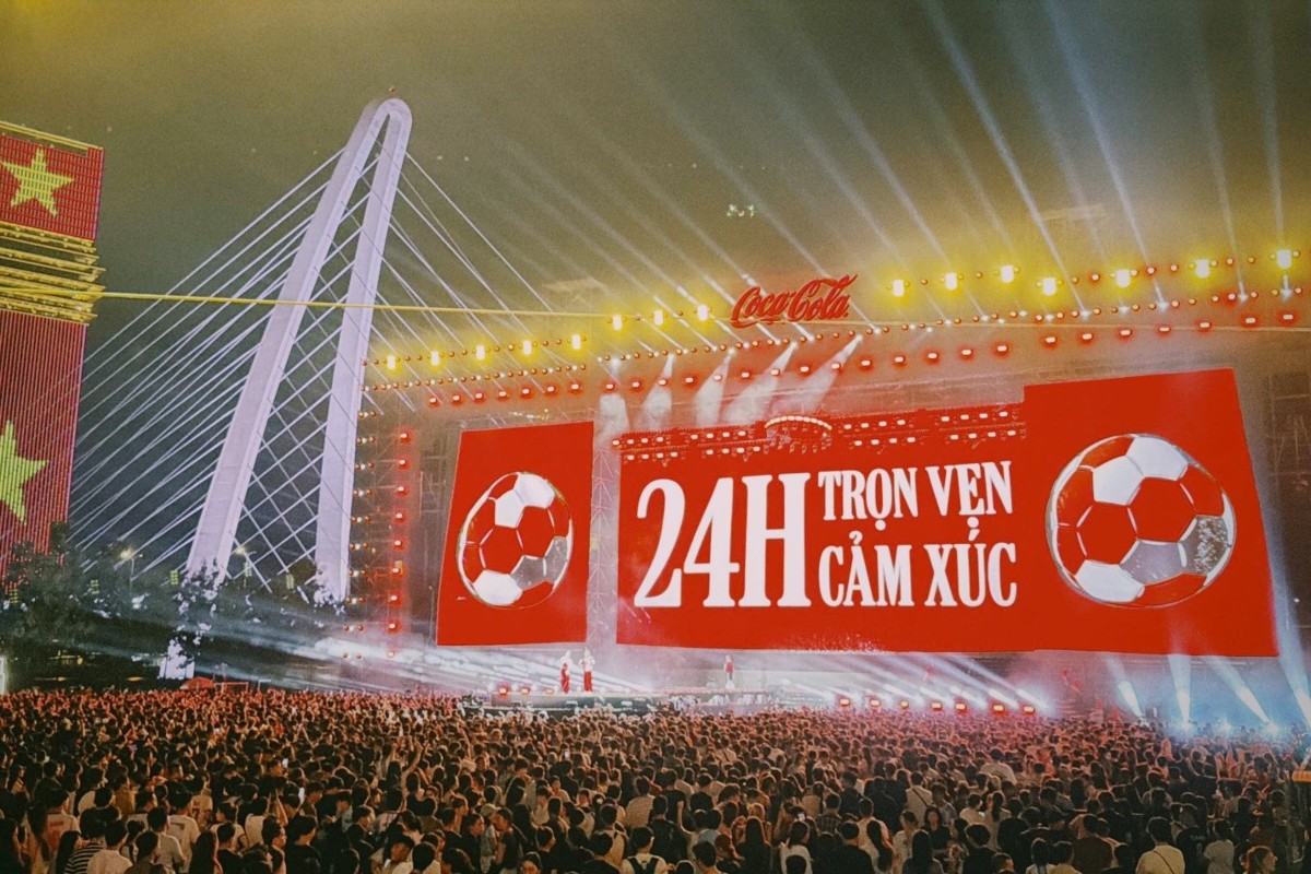 Nhiều bạn trẻ hào hứng với những màn trình diễn sôi động tại sự kiện trước giờ bóng lăn. Ảnh: Coca-Cola.