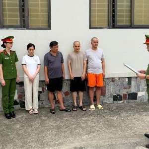 Cơ quan Cảnh sát điều tra Công an tỉnh Thanh Hóa thi hành lệnh khởi tố bị can (ảnh Công an Thanh Hóa)
