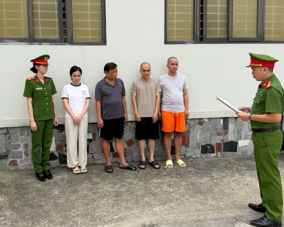 Cơ quan Cảnh sát điều tra Công an tỉnh Thanh Hóa thi hành lệnh khởi tố bị can (ảnh Công an Thanh Hóa)