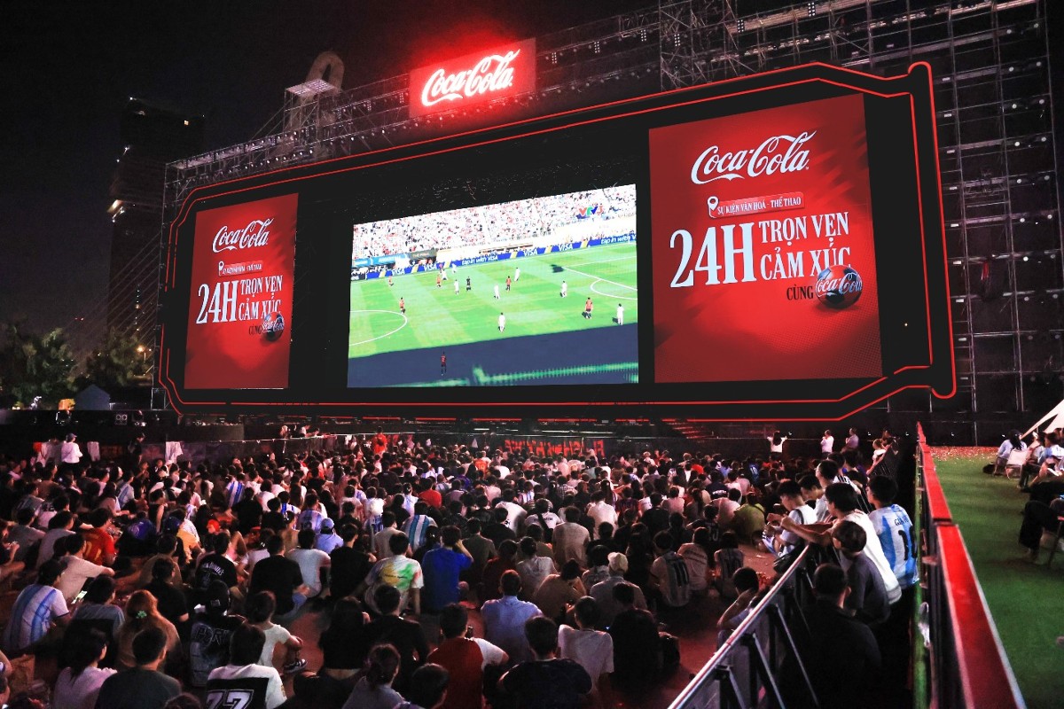 Hàng ngàn người cùng nhau xem chung kết World Cup 2026 qua màn hình LED 1.000m2. Ảnh: Coca-Cola.