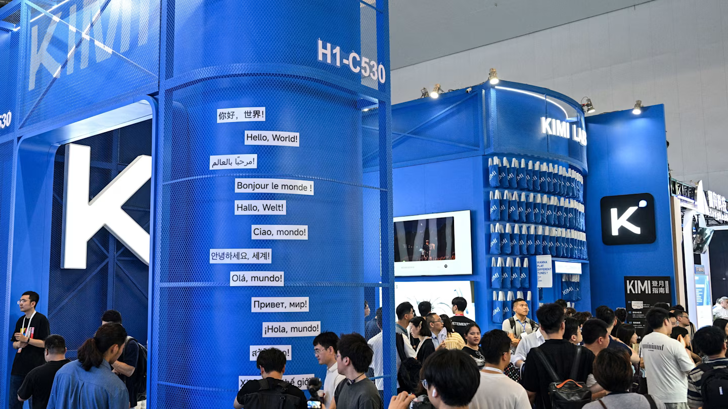 Nhiều người đến gian hàng Moonshot AI để chiêm ngưỡng mô hình Kimi K3 tại Hội nghị Trí tuệ Nhân tạo Thế giới ở Thượng Hải. Ảnh: AFP