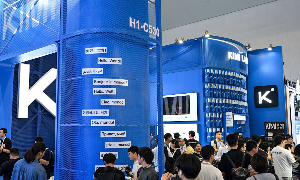 Nhiều người đến gian hàng Moonshot AI để chiêm ngưỡng mô hình Kimi K3 tại Hội nghị Trí tuệ Nhân tạo Thế giới ở Thượng Hải. Ảnh: AFP