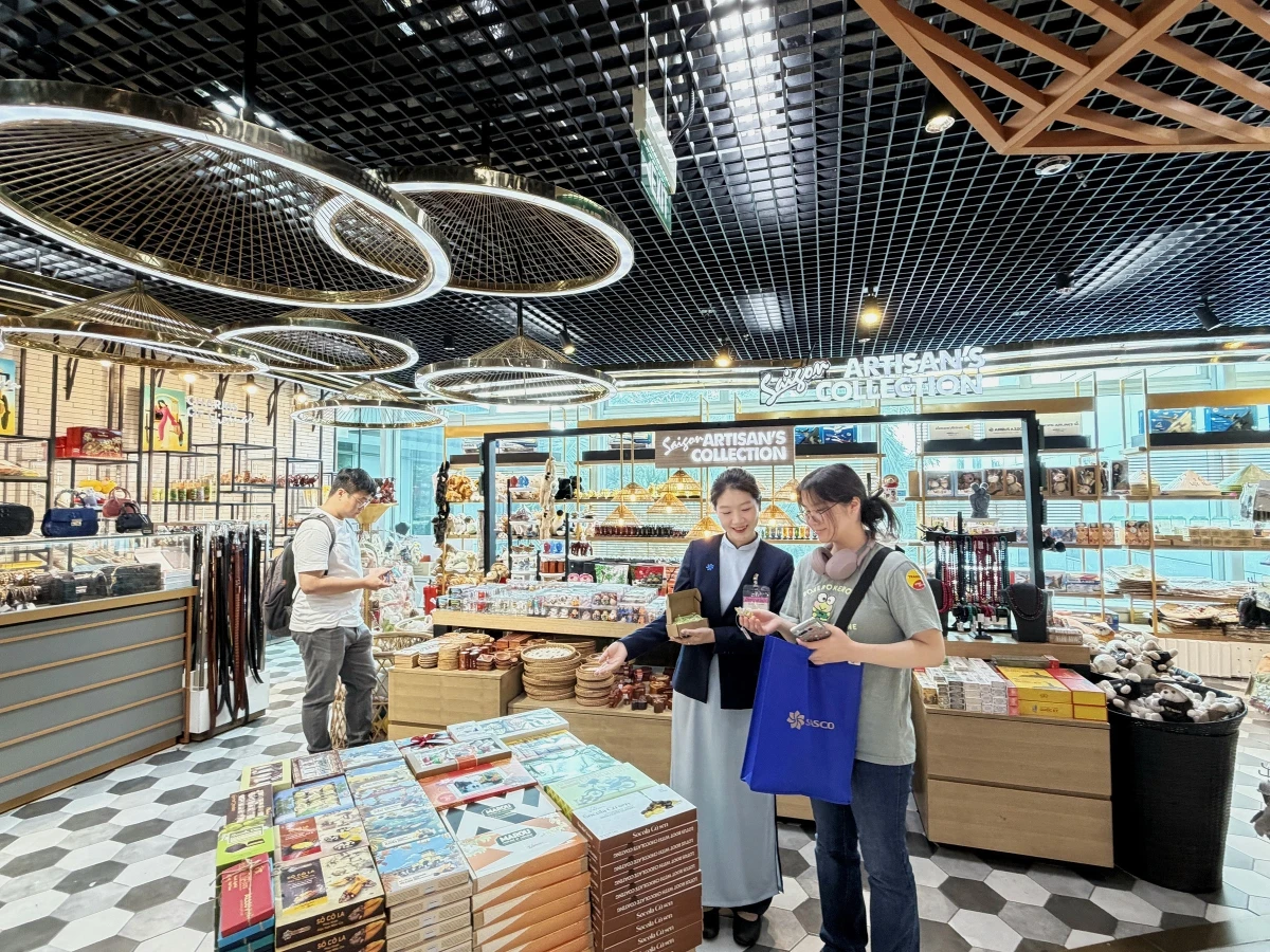 Để biến Việt Nam thành điểm đến mua sắm mới của châu Á, điều quan trọng không chỉ nằm ở thương hiệu quốc tế mà còn ở bản sắc Việt Nam. Ảnh: Sasco