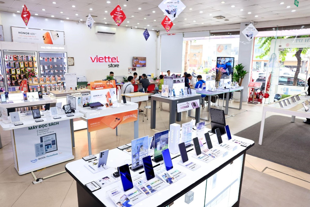 Không gian trưng bày và trải nghiệm sản phẩm tại Viettel Store, nơi triển khai chương trình đặt trước Galaxy Z mới cùng nhiều chính sách thu cũ đổi mới và hỗ trợ tài chính. Nguồn: Viettel Store.