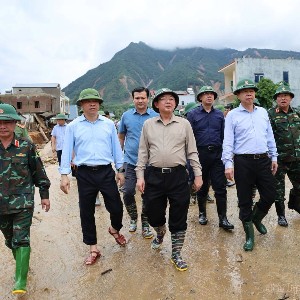 Phó Thủ tướng Hồ Quốc Dũng kiểm tra công tác khắc phục hậu quả lũ quét tại xã Mường Than, Lai Châu. Ảnh: Cục Quản lý đê điều và phòng chống thiên tai.