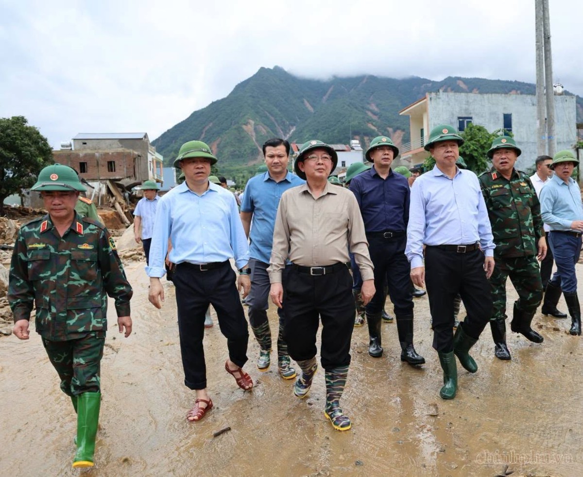 Phó Thủ tướng Hồ Quốc Dũng kiểm tra công tác khắc phục hậu quả lũ quét tại xã Mường Than, Lai Châu. Ảnh: Cục Quản lý đê điều và phòng chống thiên tai.