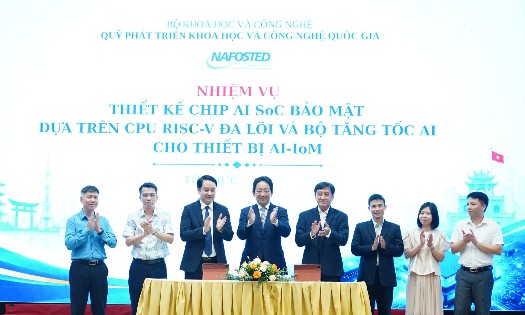 Các đại biểu thực hiện ký kết hợp đồng các nhiệm vụ. Ảnh: MST.