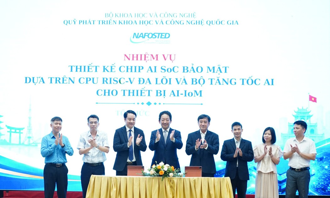 Các đại biểu thực hiện ký kết hợp đồng các nhiệm vụ. Ảnh: MST.