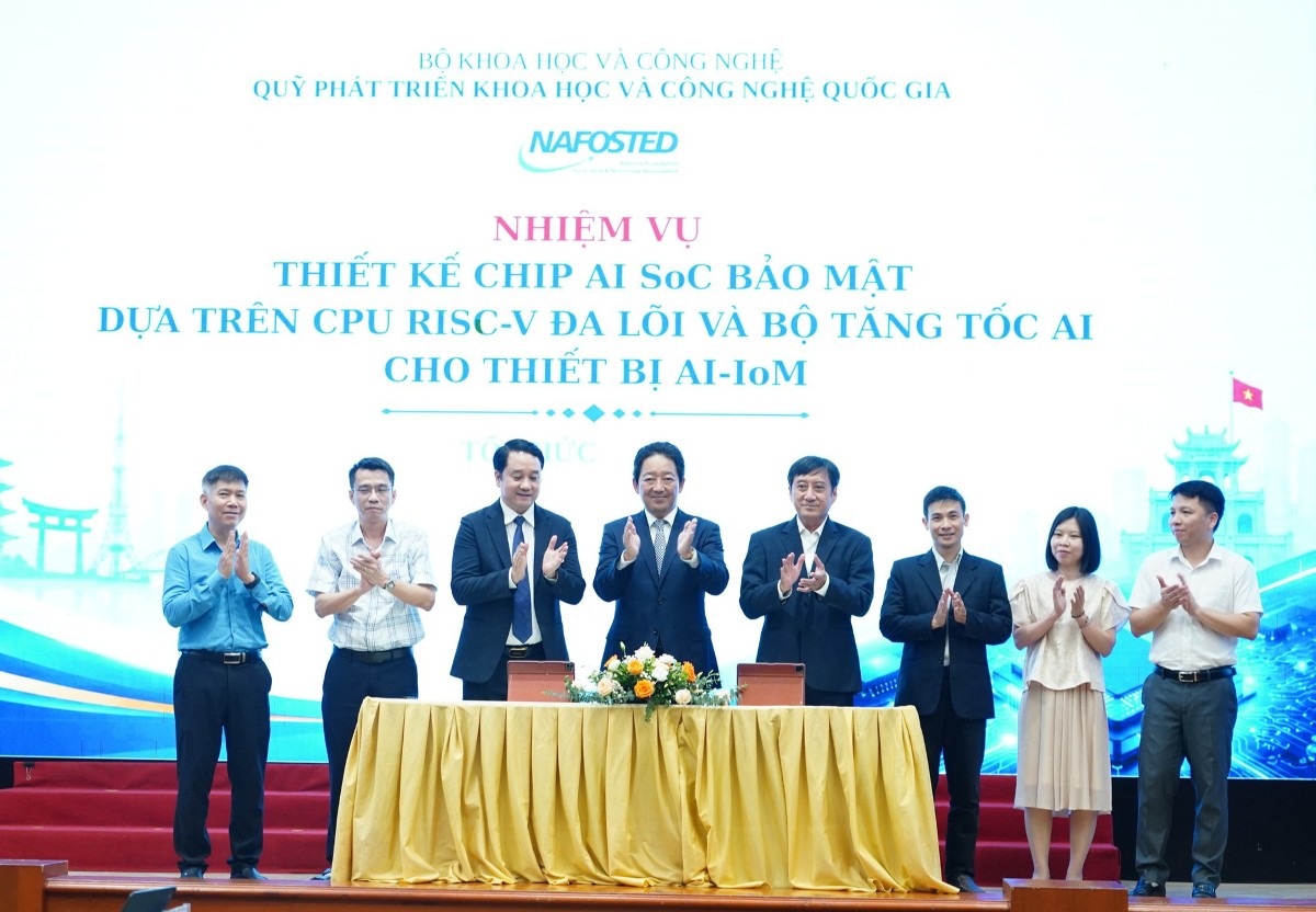Các đại biểu thực hiện ký kết hợp đồng các nhiệm vụ. Ảnh: MST.