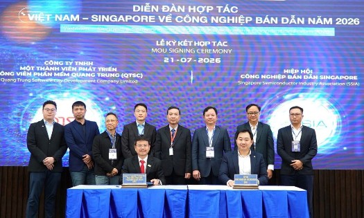 Representatives of QTSC and SSIA sign the cooperation agreement on July 21. (Photo: Hong Vinh)