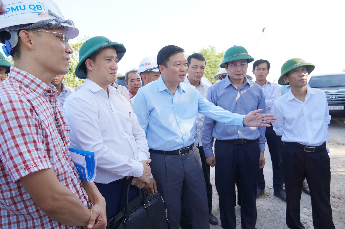 Chủ tịch UBND tỉnh Quảng Trị Lê Hồng Vinh yêu cầu chủ đầu tư, nhà thầu đẩy nhanh tiến độ thực hiện Dự án Dự án Quốc lộ 15D đoạn từ cảng Mỹ Thủy đến cao tốc Cam Lộ - La Sơn. Ảnh: Mai Anh
