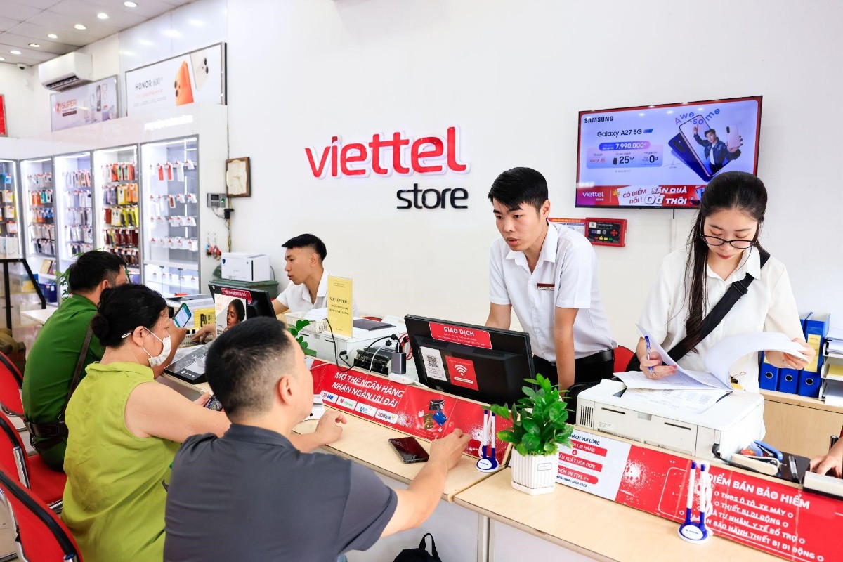 Nhân viên Viettel Store tư vấn và hỗ trợ khách hàng lựa chọn phương án mua sắm, trả góp và nâng cấp lên dòng Galaxy Z mới. Nguồn: Viettel Store.