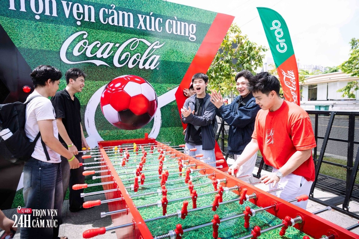 Nhiều fan bóng đá hào hứng tham gia trò chơi, giao lưu cùng cộng đồng cùng đam mê. Ảnh: Coca-Cola.