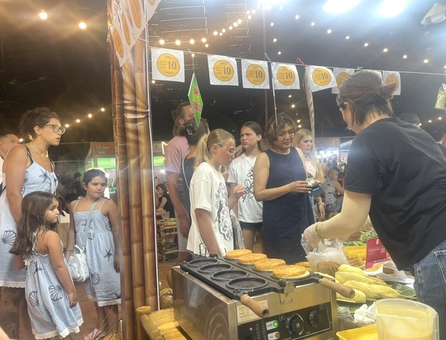 Bánh "Đồng xu phomai"-món ẩm thực hấp dẫn được đông đảo khách nước ngoài thưởng thức tại Lễ hội. Ảnh Ngô Anh Văn