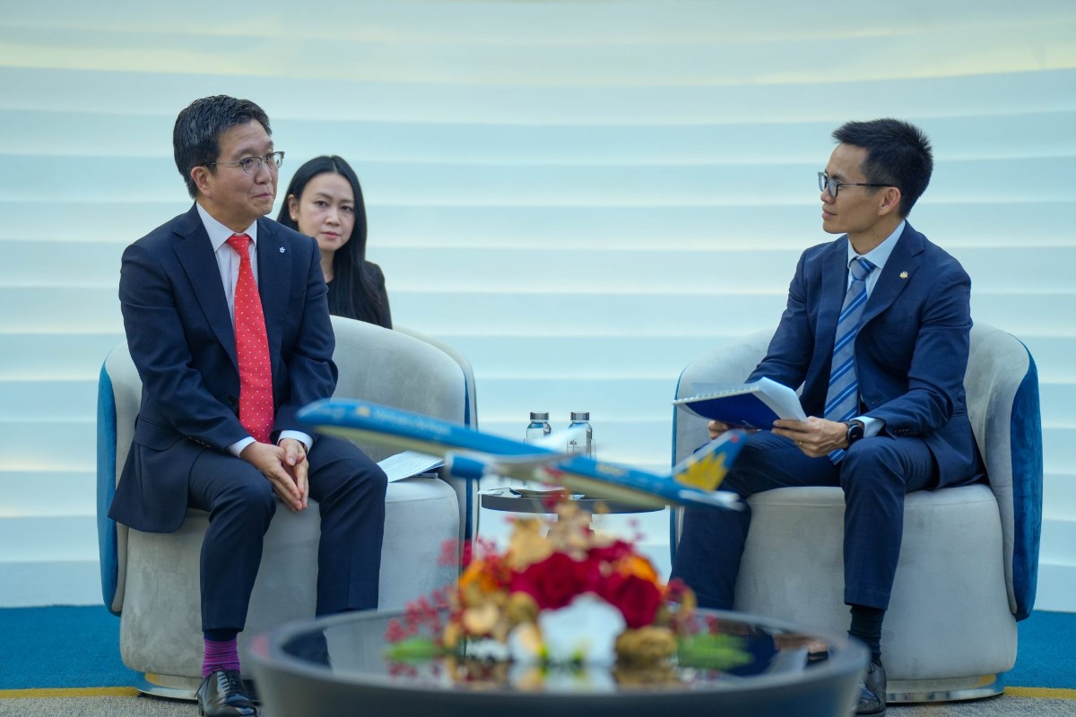 Tổng cục trưởng Tổng cục Du lịch Hàn Quốc Park Sunghyeuck và Phó Tổng giám đốc Vietnam Airlines Nguyễn Quang Trung tại buổi làm việc. Ảnh: VNA