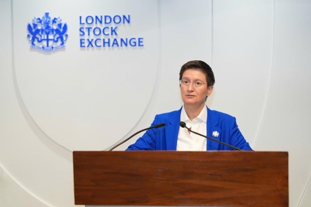 Đại diện Sàn Giao dịch Chứng khoán Luân Đôn (LSE), Tổng giám đốc LSE – Dame Julia Hoggett chào đón Tiến sĩ Nguyễn Thị Phương Thảo thăm trung tâm tài chính lâu đời và uy tín hàng đầu thế giới. Ảnh: Vietjet.