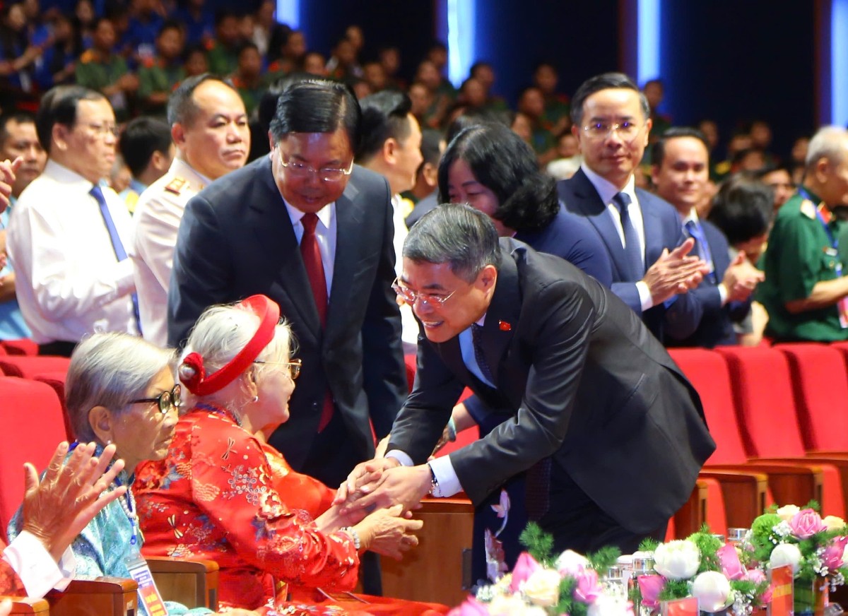 Thủ tướng Chính phủ Lê Minh Hưng, Ủy viên Bộ Chính trị, tri ân các Mẹ Việt Nam anh hùng tại hội nghị. Ảnh: Tống Giáp.