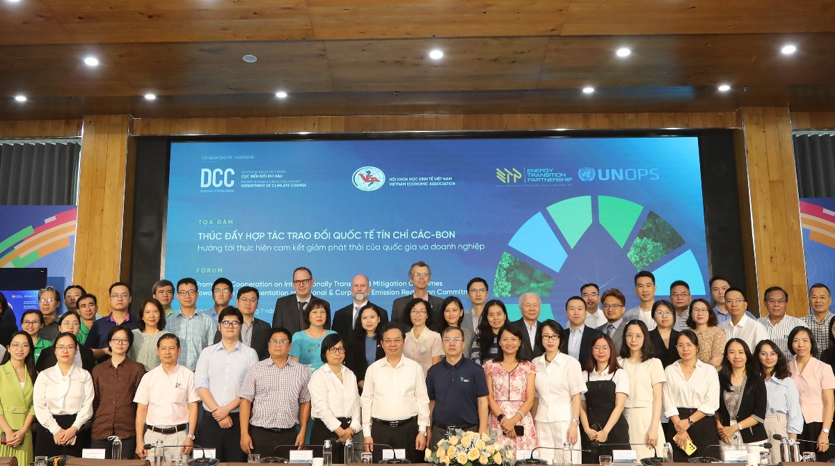 Các đại biểu dự tọa đàm chụp ảnh lưu niệm. Ảnh: Việt Dũng