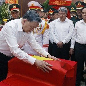 Tổng Bí thư, Chủ tịch nước Tô Lâm tưởng niệm các liệt sỹ tại Công viên Lê Thị Riêng (Thành phố Hồ Chí Minh) - Ảnh: TTXVN