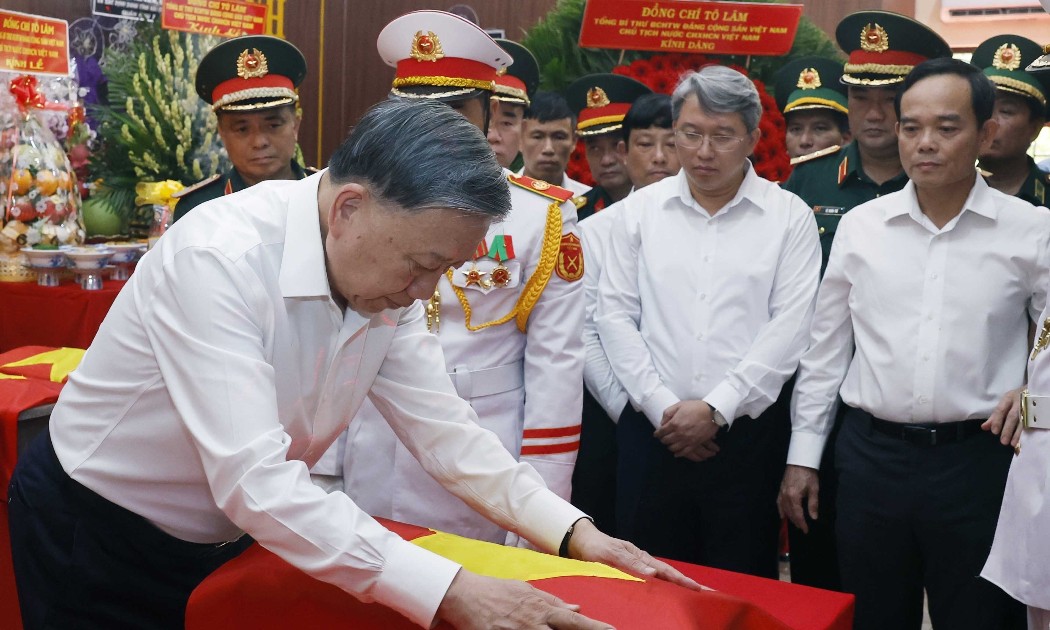 Tổng Bí thư, Chủ tịch nước Tô Lâm tưởng niệm các liệt sỹ tại Công viên Lê Thị Riêng (Thành phố Hồ Chí Minh) - Ảnh: TTXVN