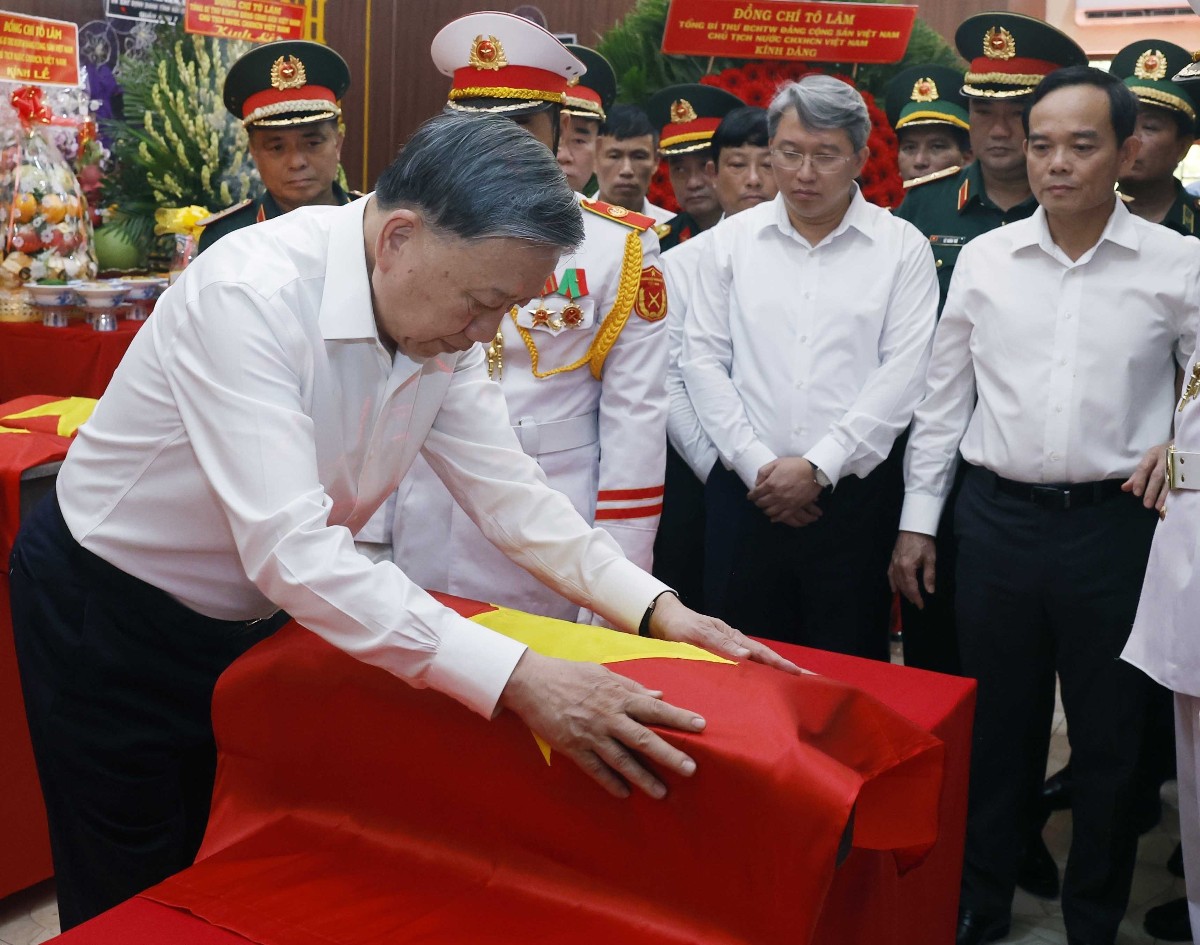 Tổng Bí thư, Chủ tịch nước Tô Lâm tưởng niệm các liệt sỹ tại Công viên Lê Thị Riêng (Thành phố Hồ Chí Minh) - Ảnh: TTXVN