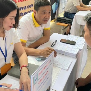 Doanh nghiệp trao đổi với người lao động về quyền lợi, chế độ khi tìm việc làm. Ảnh: Nhật Dương.