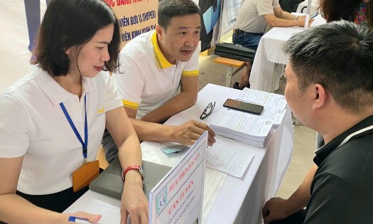 Doanh nghiệp trao đổi với người lao động về quyền lợi, chế độ khi tìm việc làm. Ảnh: Nhật Dương.